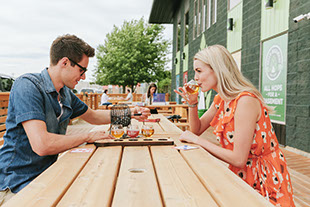 Couple sur la terrasse à Hell's Basement