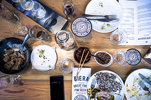 Repas et bière de Blind Enthusiasm à Biera